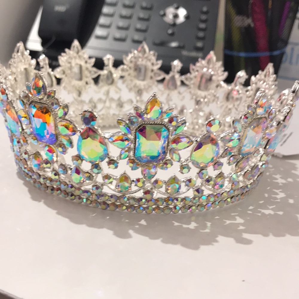 Emerald Rhinestone Embellished Crown - Picture 2 of 2